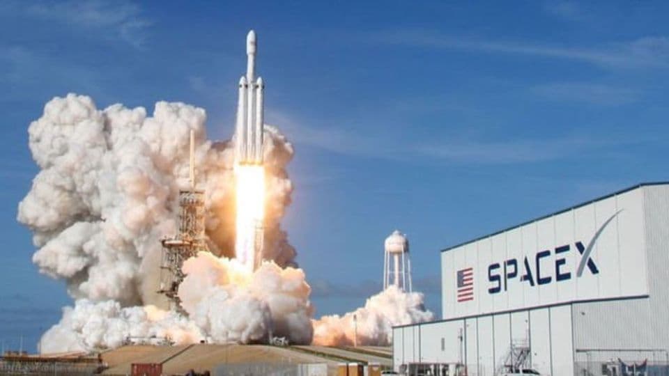 SpaceX roketi fırlatma anında, SpaceX tesisleri önünde.
