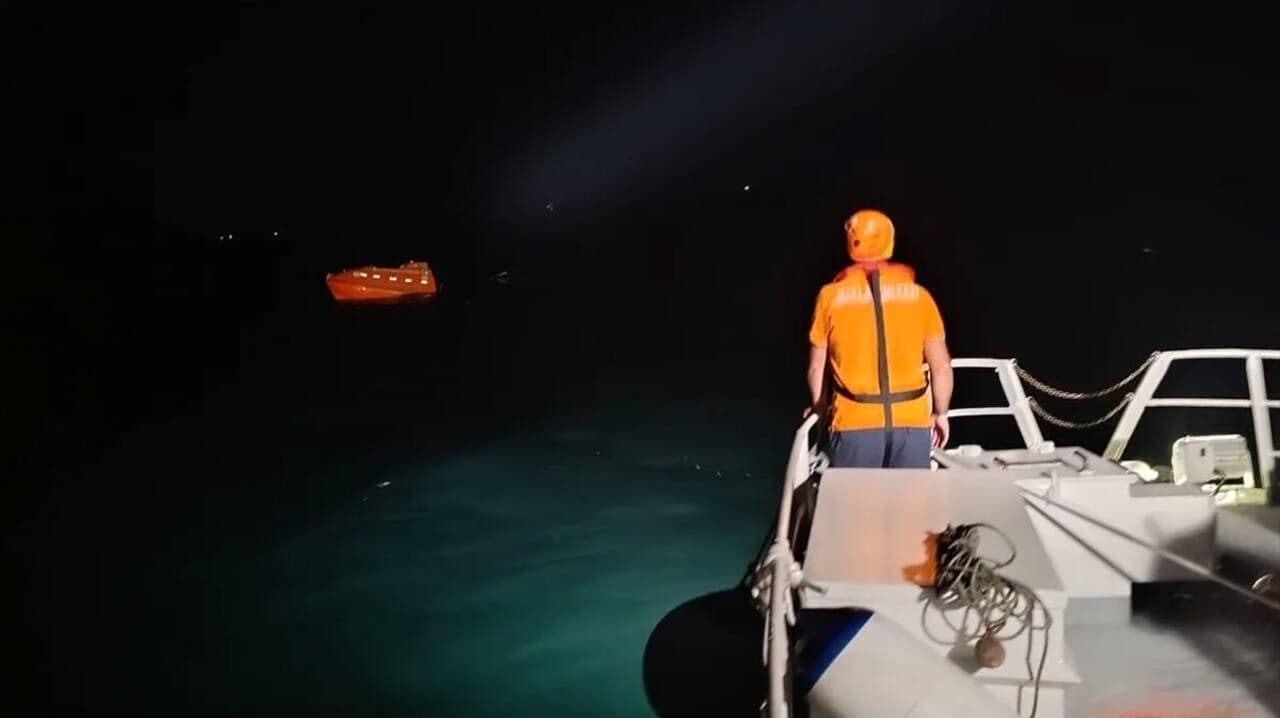 Marmara Denizi'nde Gemi Kazası: Bir Gemi Battı, 10 Mürettebat Aranıyor