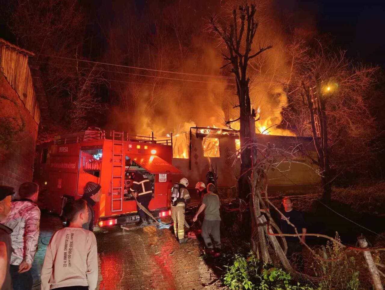 Bursa Çayyaka'da çıkan ev yangınına müdahale eden itfaiye ekipleri.