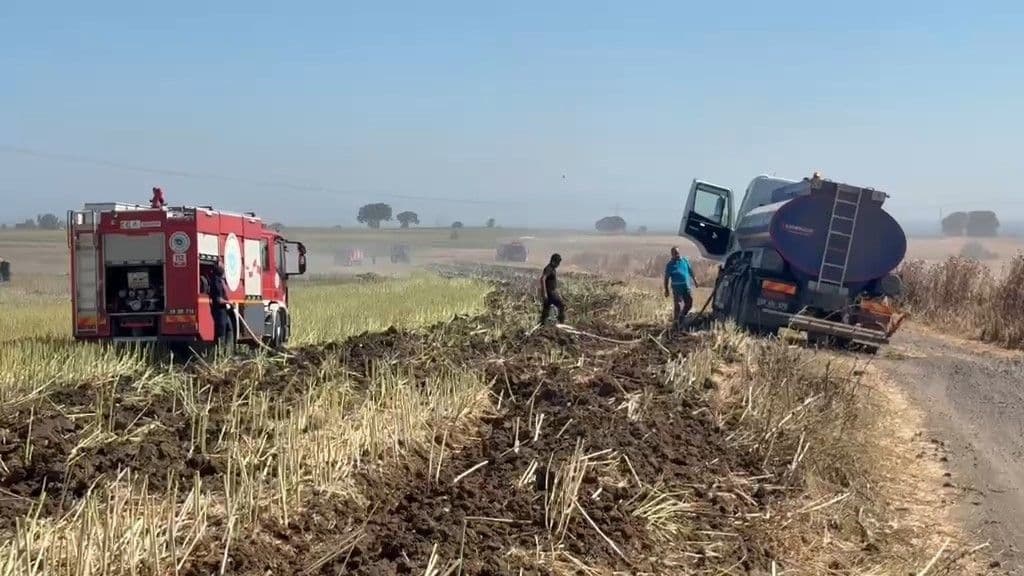 Tekirdağ kanola tarlası yangınına müdahale eden itfaiye ekipleri