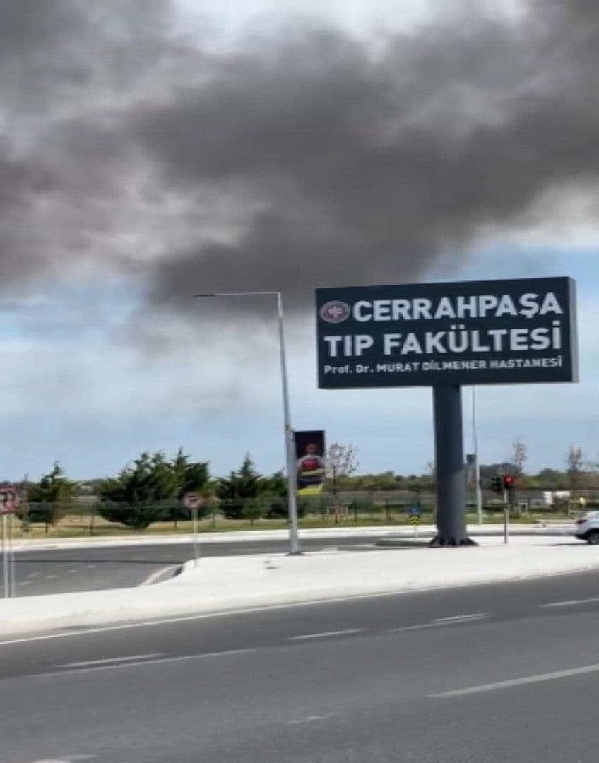Cerrahpaşa Tıp Fakültesi tabelası ve yangından yükselen dumanlar.