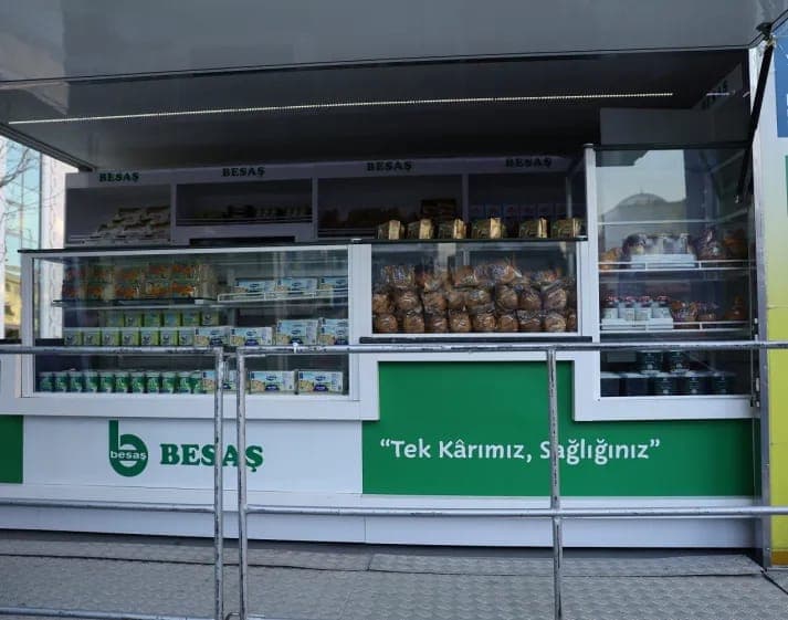 Bursa'da bir BESAŞ satış noktasının içi. Raflarda süt, yoğurt gibi süt ürünleri ve diğer BESAŞ ürünleri sergileniyor.