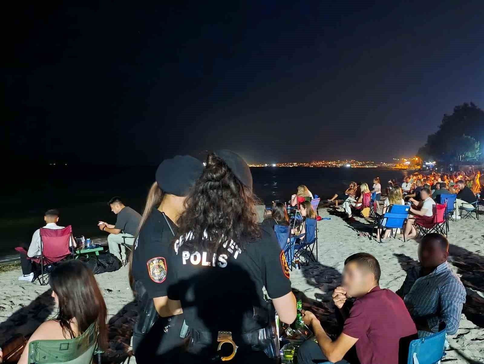 Tekirdağ sahilinde gece yapılan huzur uygulamasında polis memurları ve vatandaşlar.
