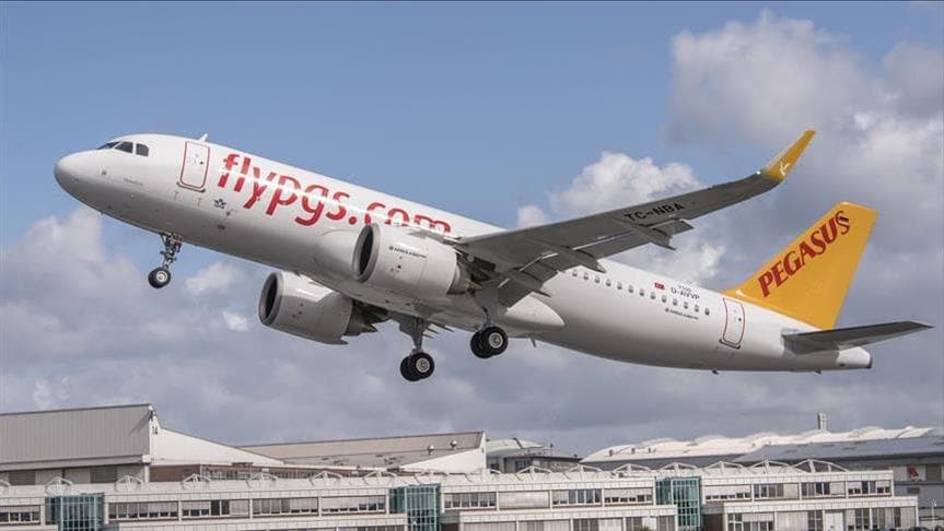 Pegasus uçağı havalanırken, yurt dışı uçuş kampanyası duyurusu.