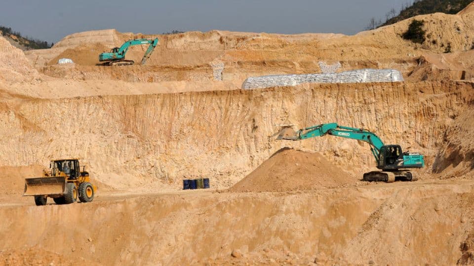 Avrupa Birliği ve ABD bayrakları önünde lityum ve kobalt gibi kritik minerallerin temsili bir görseli.