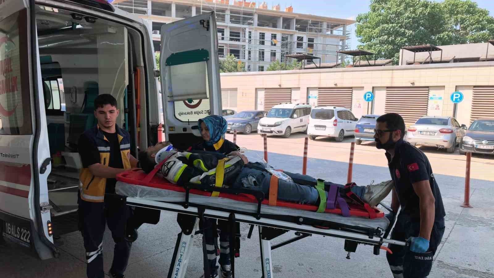 İnegöl'de tır ile motosiklet çarpışması sonrası yaralı motosiklet sürücüsünün ambulansa taşınması.