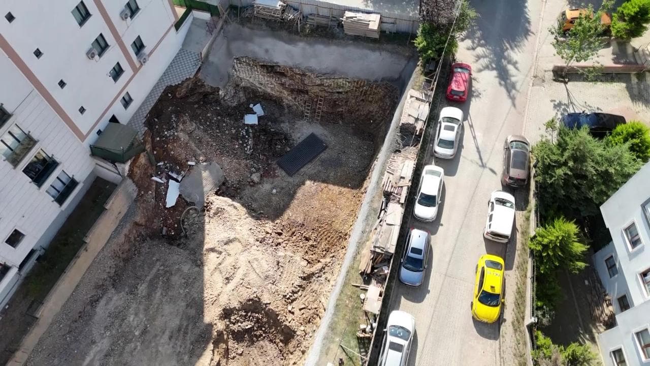 Bursa'da çöken istinat duvarı ve boşaltılan binanın havadan görünümü