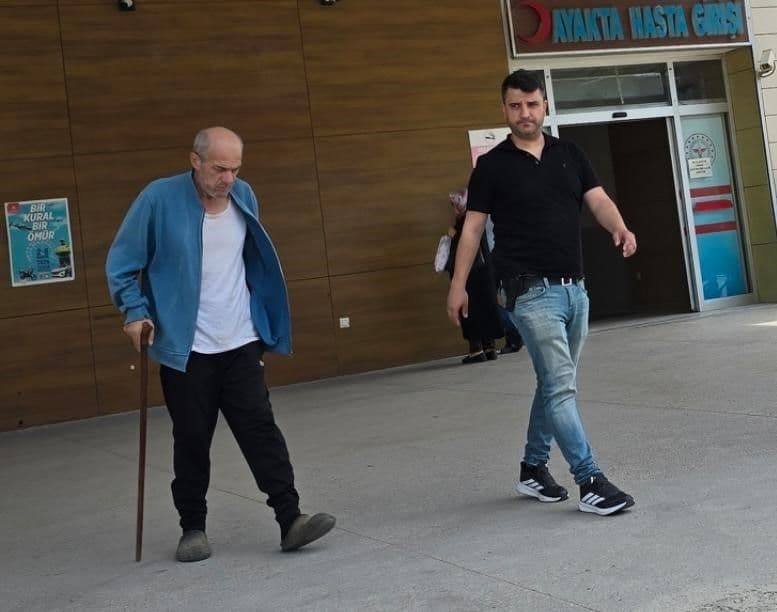 Bursa İnegöl'de dolandırıcılık suçundan aranan Kadem T.'nin hastane girişinde çekilen fotoğrafı.