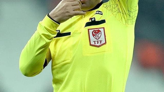 Futbol maçında düdük çalan bir hakem, yakın çekim.