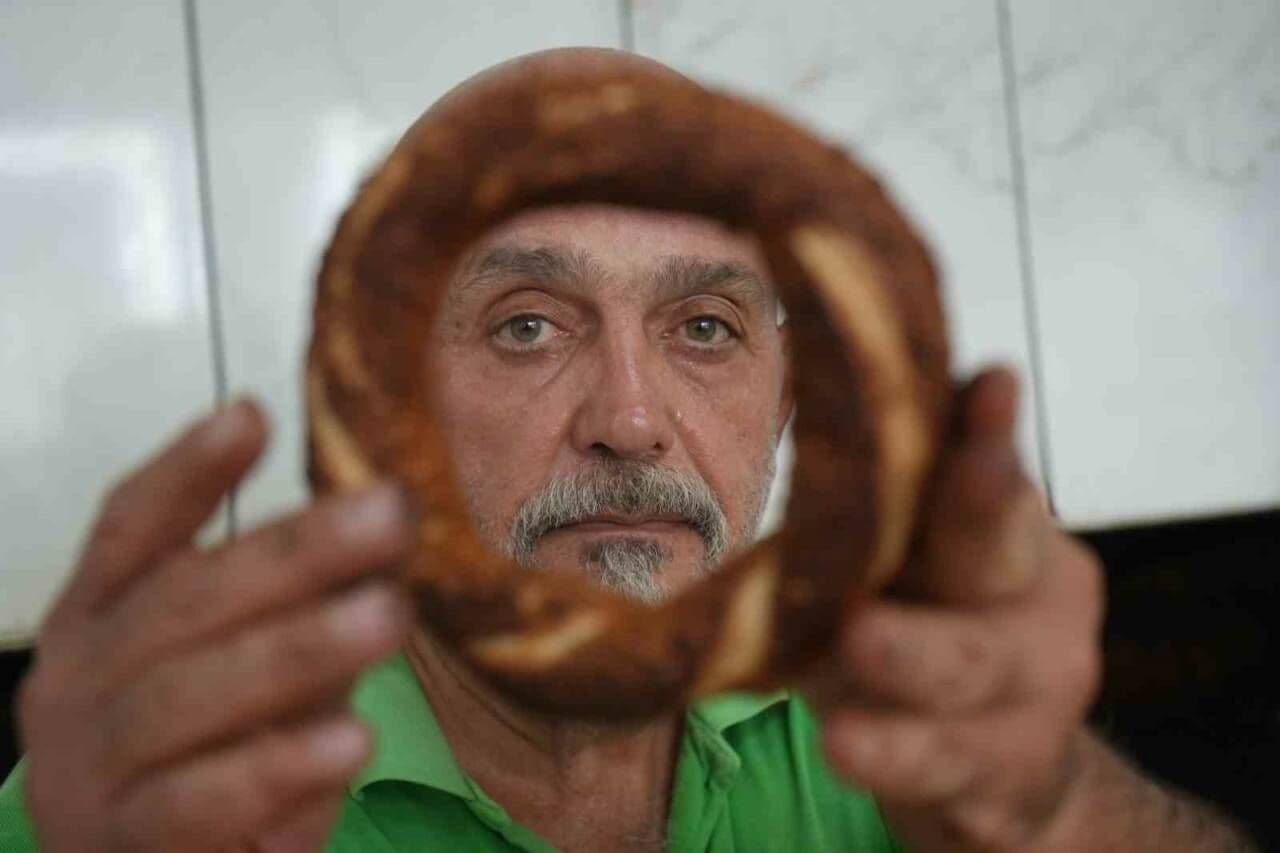 İzmitli simit ustası Çetin Altun, yaptığı simidi gösteriyor.