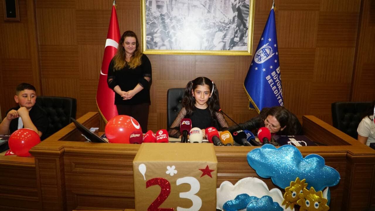Bursa Büyükşehir Belediyesi'nde 23 Nisan Coşkusu: Başkanlık Koltuğuna Mervenur Oturdu