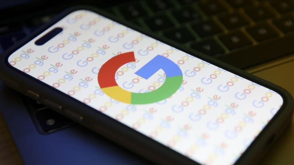 Akıllı telefonda Google logosu