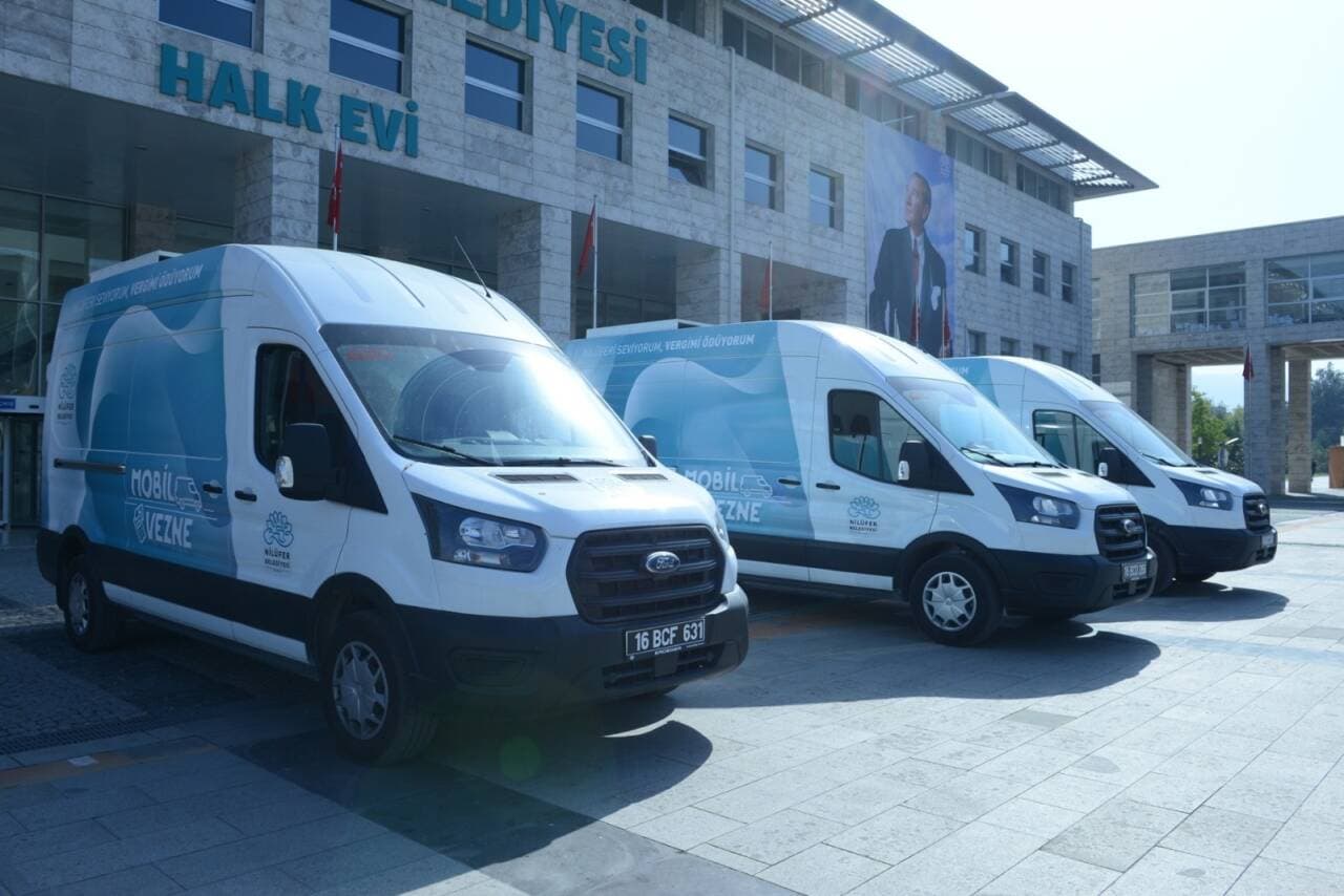 Nilüfer Belediyesi mobil vezne araçları ve Halk Evi binası önünde, emlak vergisi ödeme kolaylığı.