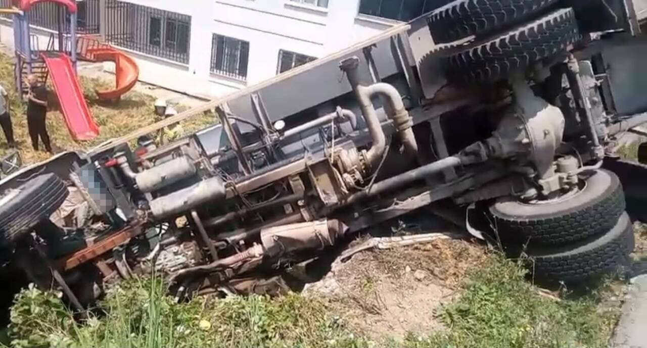 Bursa Gemlik'te site bahçesine devrilen su tankeri.