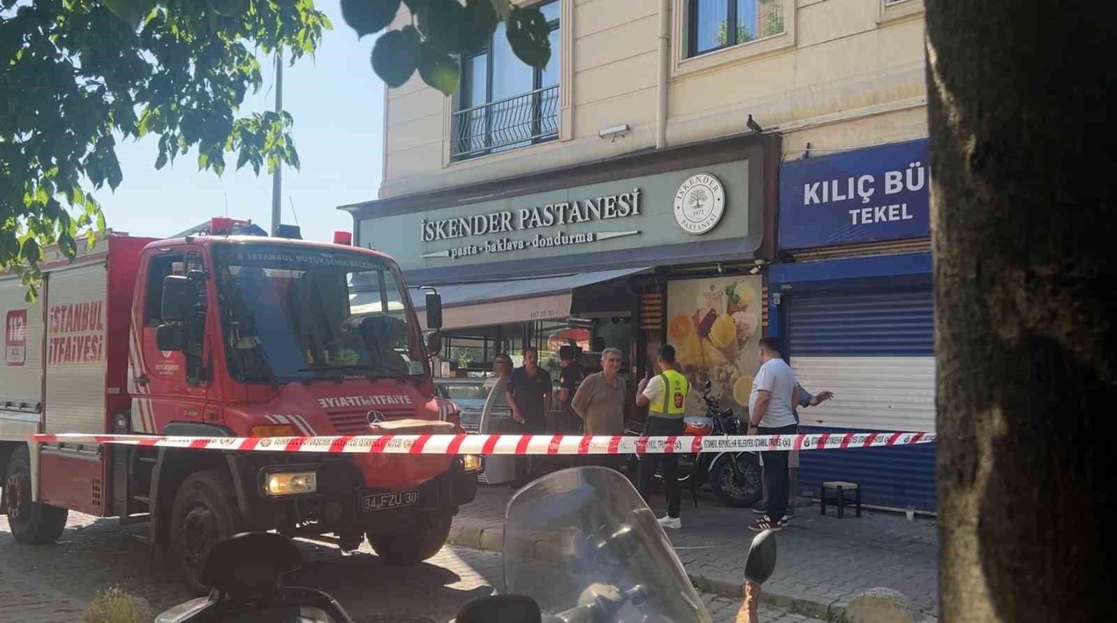 Eyüpsultan'da doğal gaz kaçağı yaşanan pastanenin önünde duran itfaiye aracı ve güvenlik şeridi.