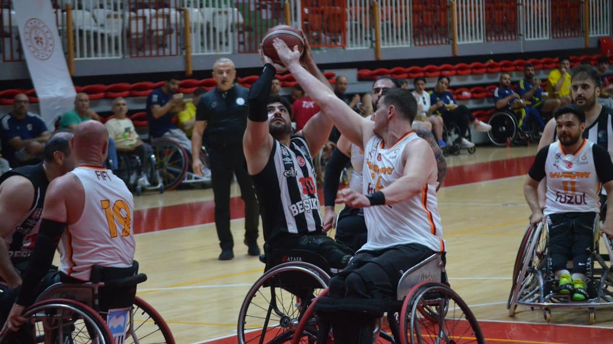 Tekerlekli Sandalye Basketbol Süper Ligi'nde Beşiktaş ile Galatasaray arasında oynanan maçtan bir an.