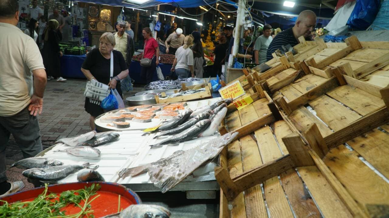 Bursa Tuz Pazarı'nda balık tezgahları ve alışveriş yapan vatandaşlar.