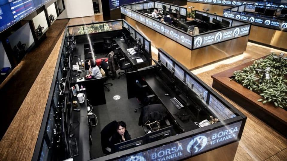 Borsa İstanbul işlem salonunda çalışan finans uzmanları ve ekranlar