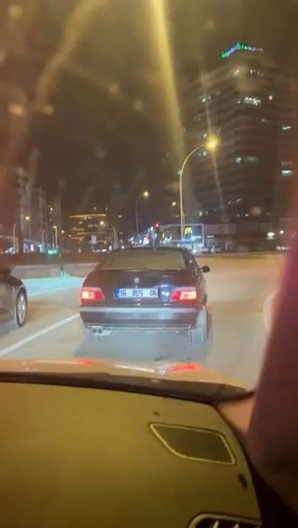 Bursa'da drift yapan 16 BUS 08 plakalı otomobilin gece görüntüsü.