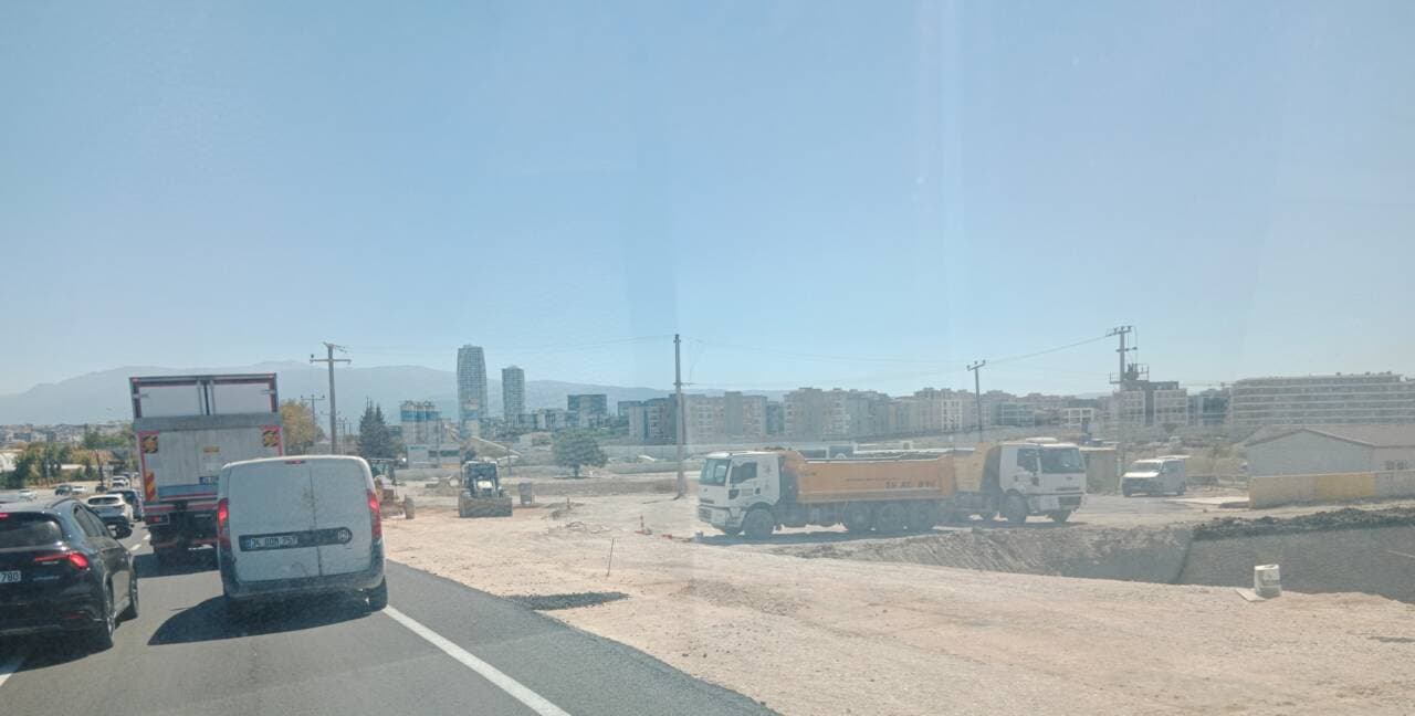 Bursa'da hızlı tren bağlantı yolu inşaat alanı ve yoğun trafik.