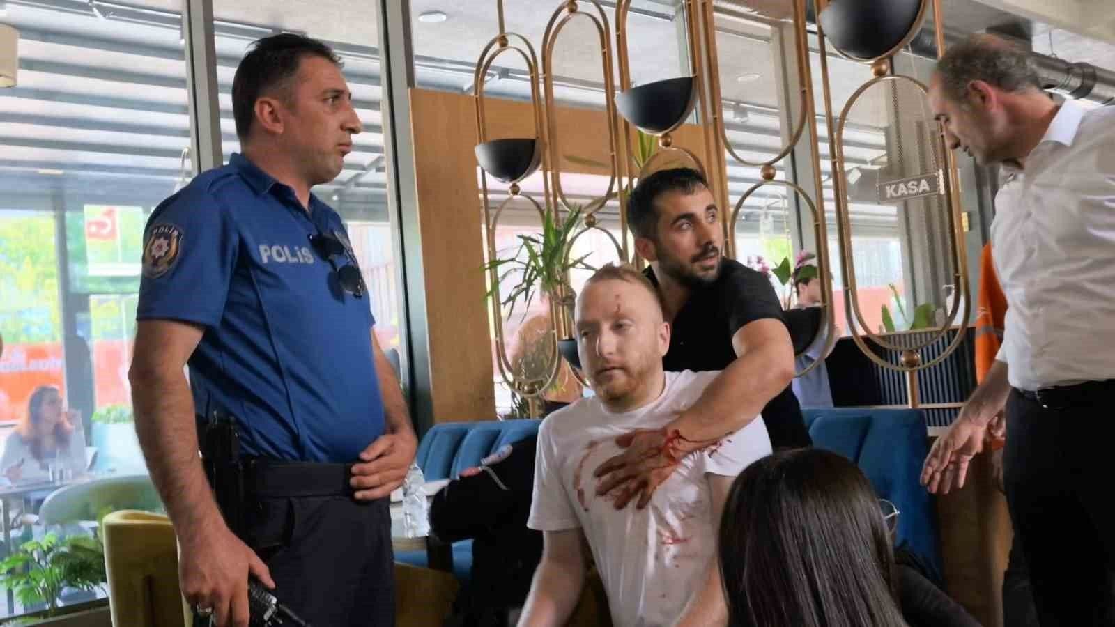 Bursa İnegöl'de Yol Verme Kavgası Kanlı Bitti: 4 Kişi Bıçaklandı, Polis de Yaralandı