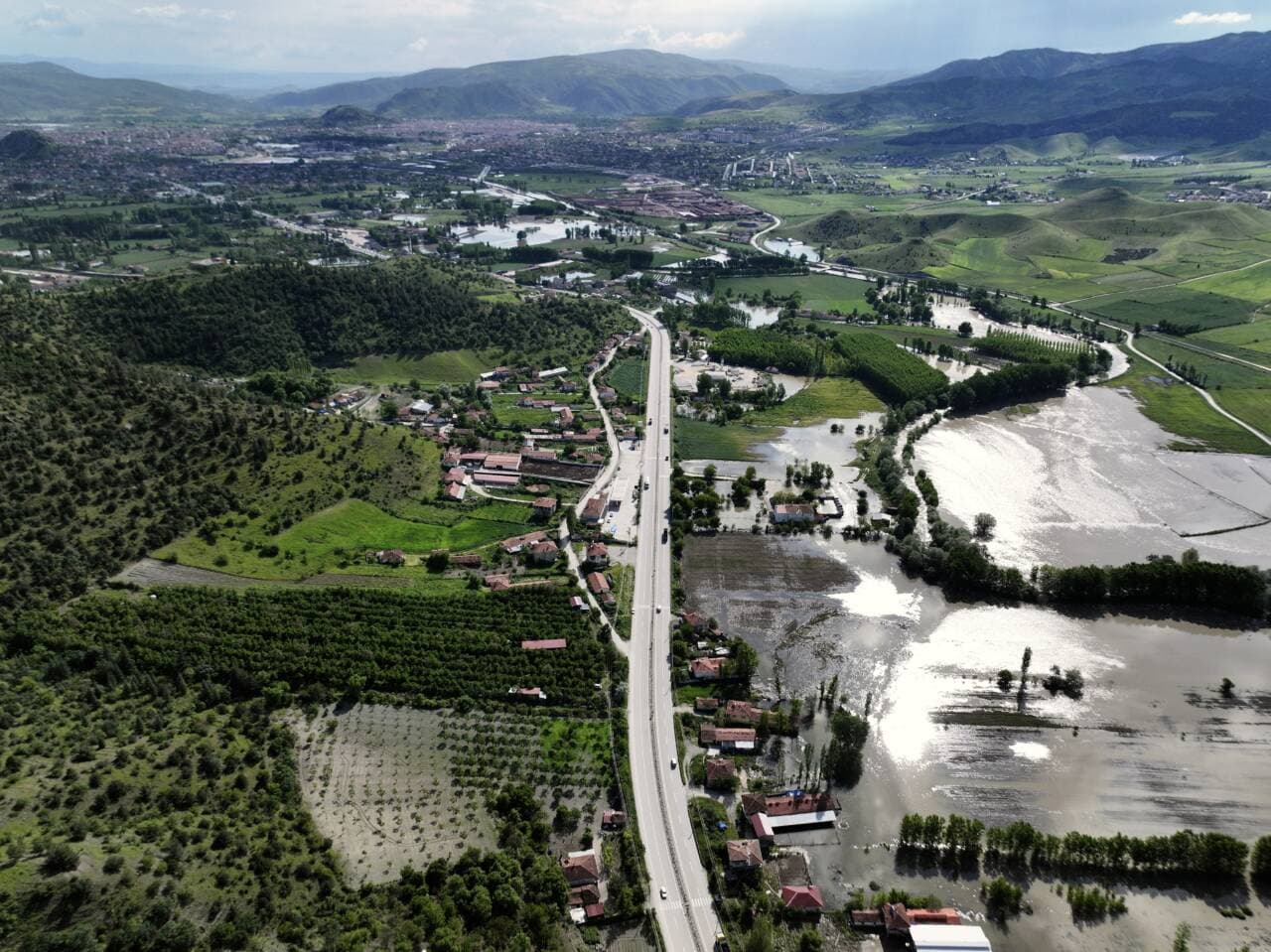 Yeşilırmak Nehri'nin taşması sonucu sular altında kalan evler ve tarım arazilerinin havadan çekilmiş fotoğrafı.