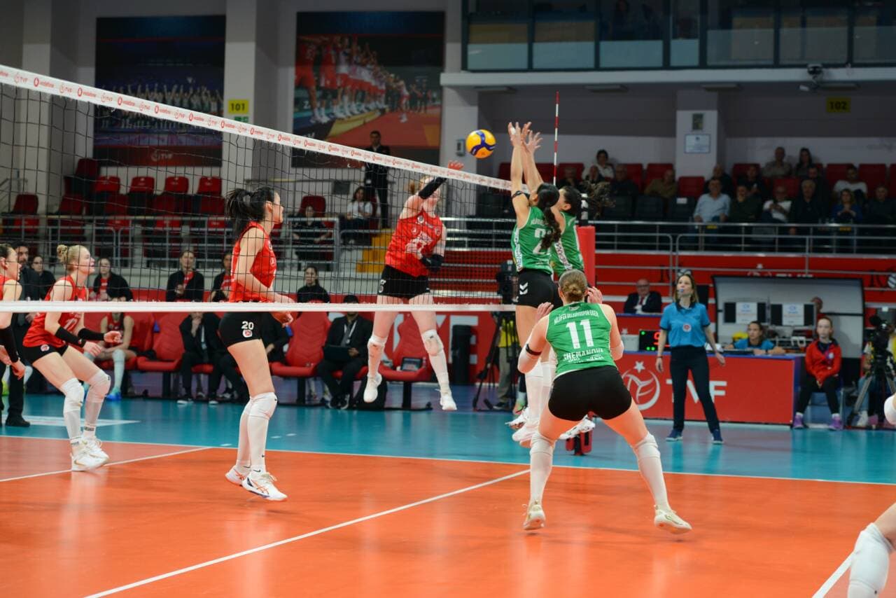 Nilüfer Belediyespor Eker ve Türk Hava Yolları kadın voleybol takımları arasındaki maçtan bir an, oyuncular file önünde topa yükseliyor.