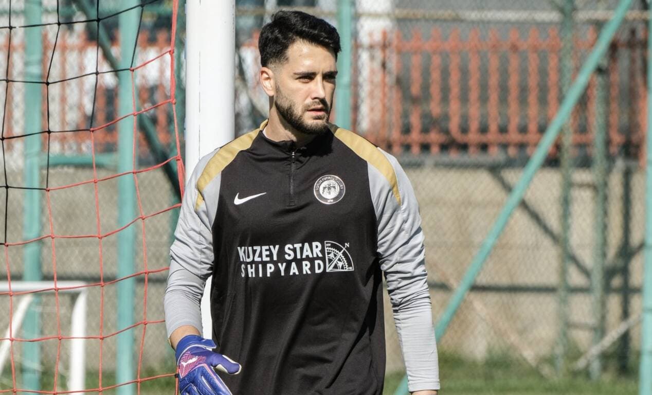 Bursaspor'un yeni kalecisi Ahmet Kıvanç, antrenman sırasında.