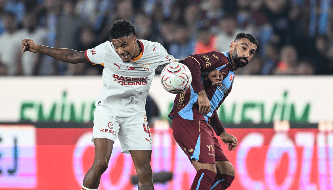 Süper Lig maçında top kapma mücadelesi veren iki futbolcu.