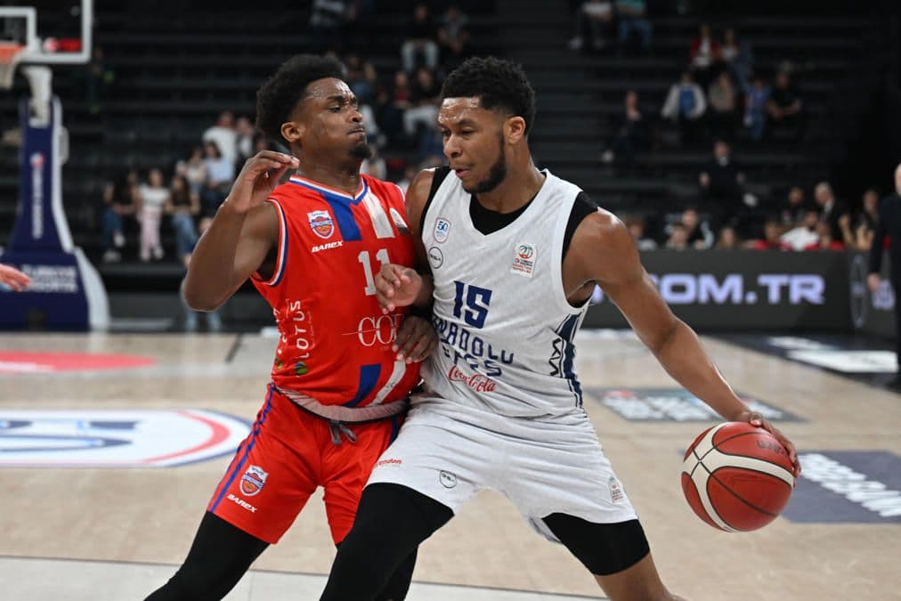 Anadolu Efes ve Onvo Büyükçekmece Basketbol oyuncuları maç sırasında top mücadelesi veriyor.