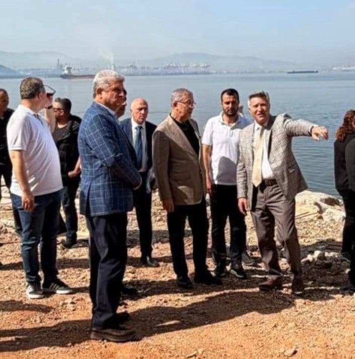 Bursa Büyükşehir Belediyesi Genel Sekreteri Deniz Köken, sahil ziyaretinde yetkililerle konuşuyor.