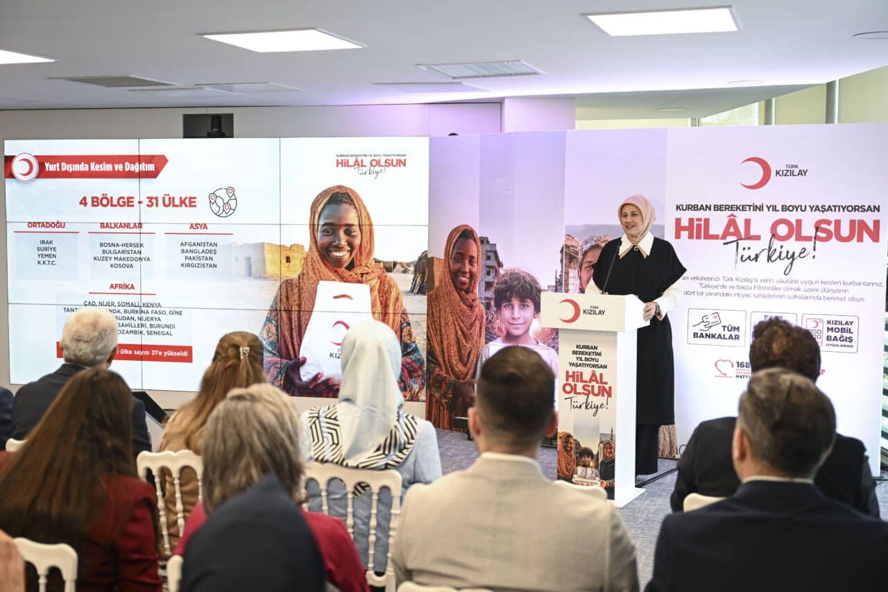 Türk Kızılay'ın vekaletle kurban kesim bedellerini açıkladığı basın toplantısından bir görünüm, kürsüde konuşan yetkili ve arkada kampanya afişleri yer alıyor.