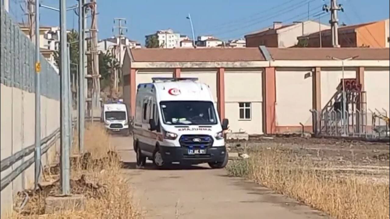 Bursa Kayapınar'da boya zehirlenmesi olay yerine gelen ambulanslar.