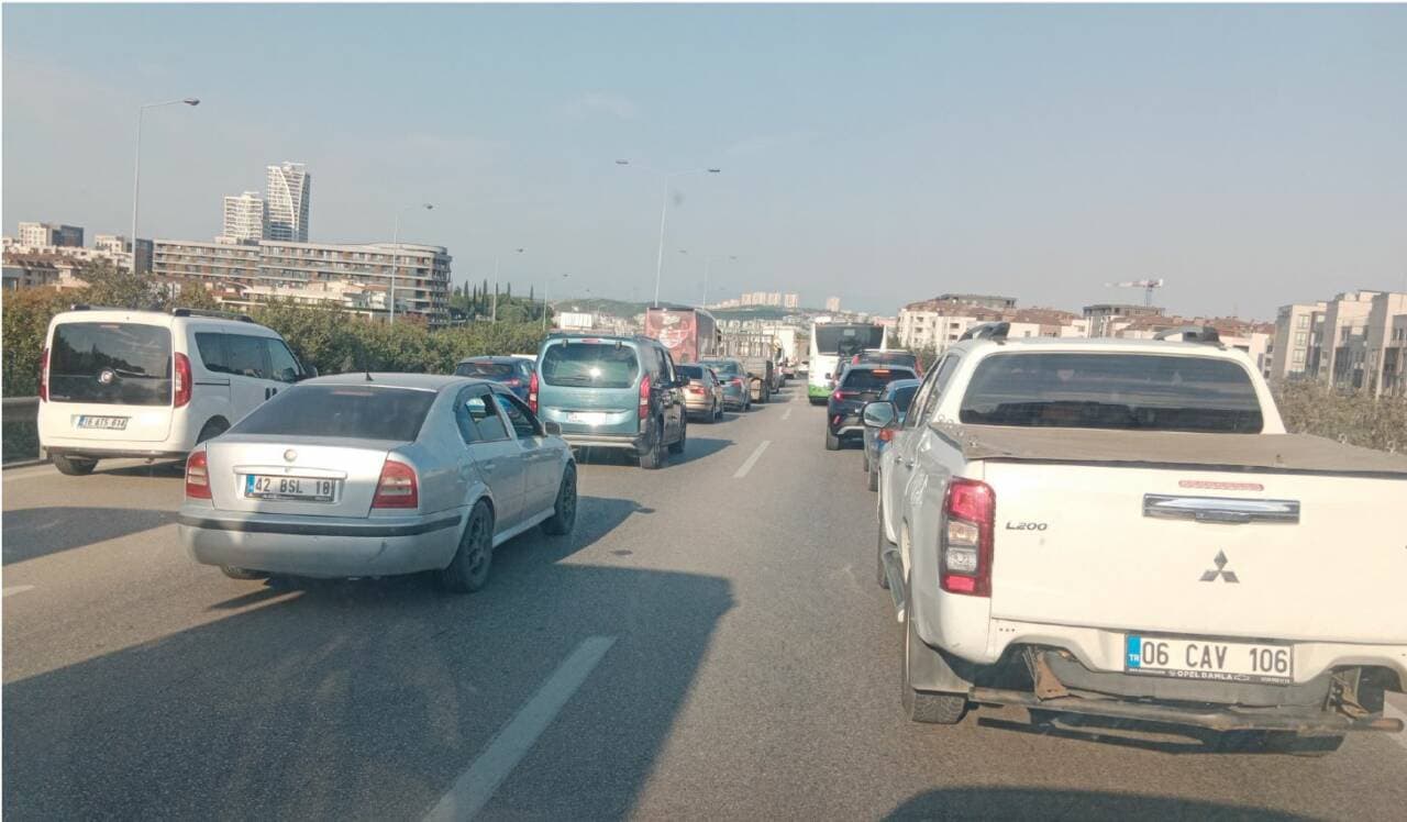 Bursa Çevre Yolu'nda yoğun trafik nedeniyle oluşan uzun araç kuyruğu.