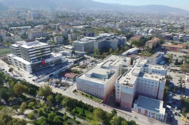 Bursa Yıldırım'da Yüksek İhtisas Hastanesi'nin kuşbakışı görünümü, çevresindeki binalar ve yeşil alanlar.