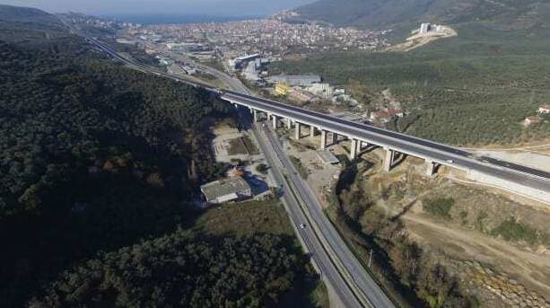 Türkiye'deki otoyol ve köprü özelleştirme görüşmeleri kapsamında bir karayolu ve köprü manzarası