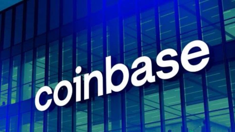 Coinbase şirketinin logosu modern bir binanın cephesinde yer alıyor.