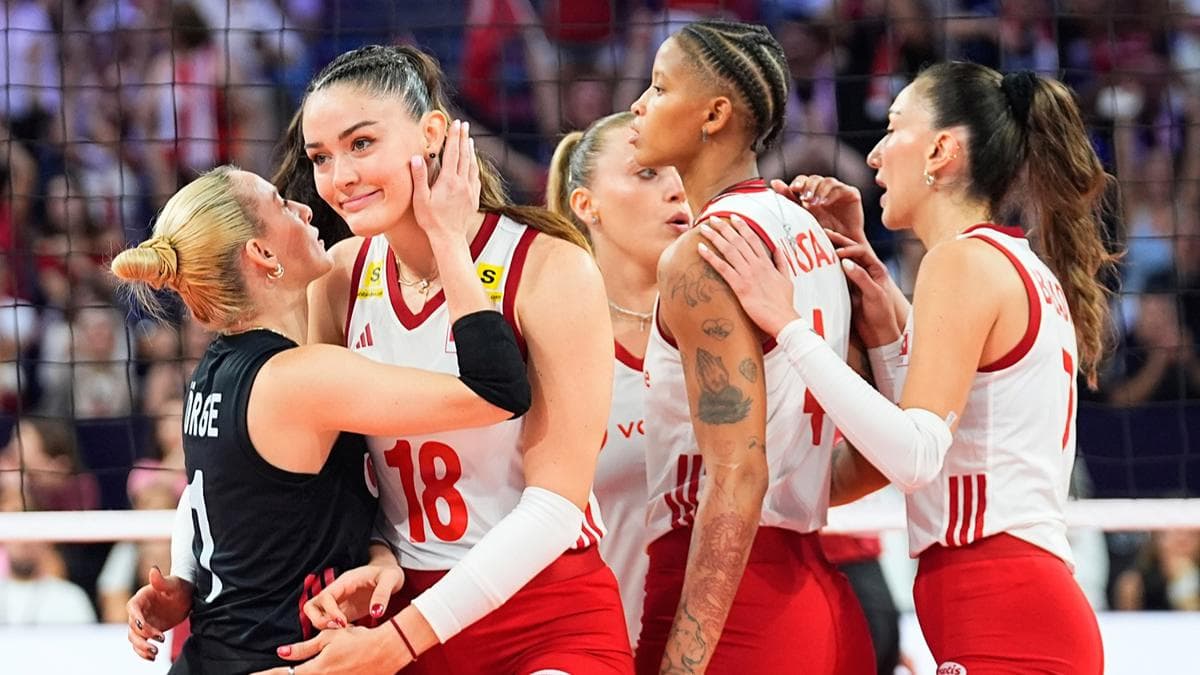 A Milli Kadın Voleybol Takımı oyuncuları, 2027 Dünya Kupası'na katılım hakkı kazandıkları için sevinçle birbirlerine sarılıyor.