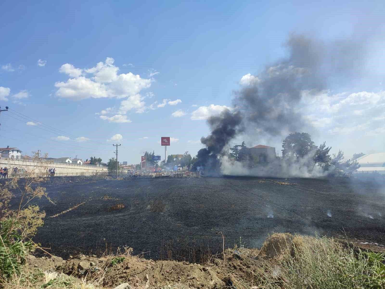 Edirne Keşan'da akaryakıt istasyonu yakınında çıkan yangın sonrası yanmış buğday tarlası ve tüten dumanlar.