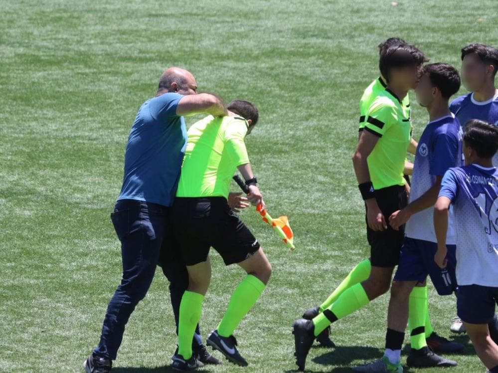 Bursa'da Liselerarası Futbol Finalinde Hakeme Saldırı: Öğretmenler Hakkında Soruşturma Başlatıldı