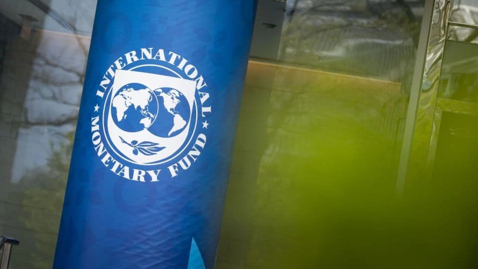 Uluslararası Para Fonu (IMF) logosu, mavi bir pankart üzerinde.