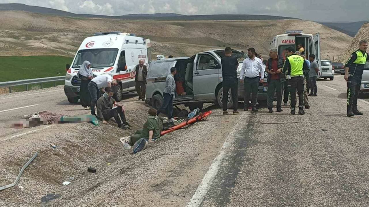 Sivas'ta bayram tatili dönüşü meydana gelen trafik kazası sonrası devrilmiş minibüs, yaralılar ve olay yerindeki acil yardım ekipleri.