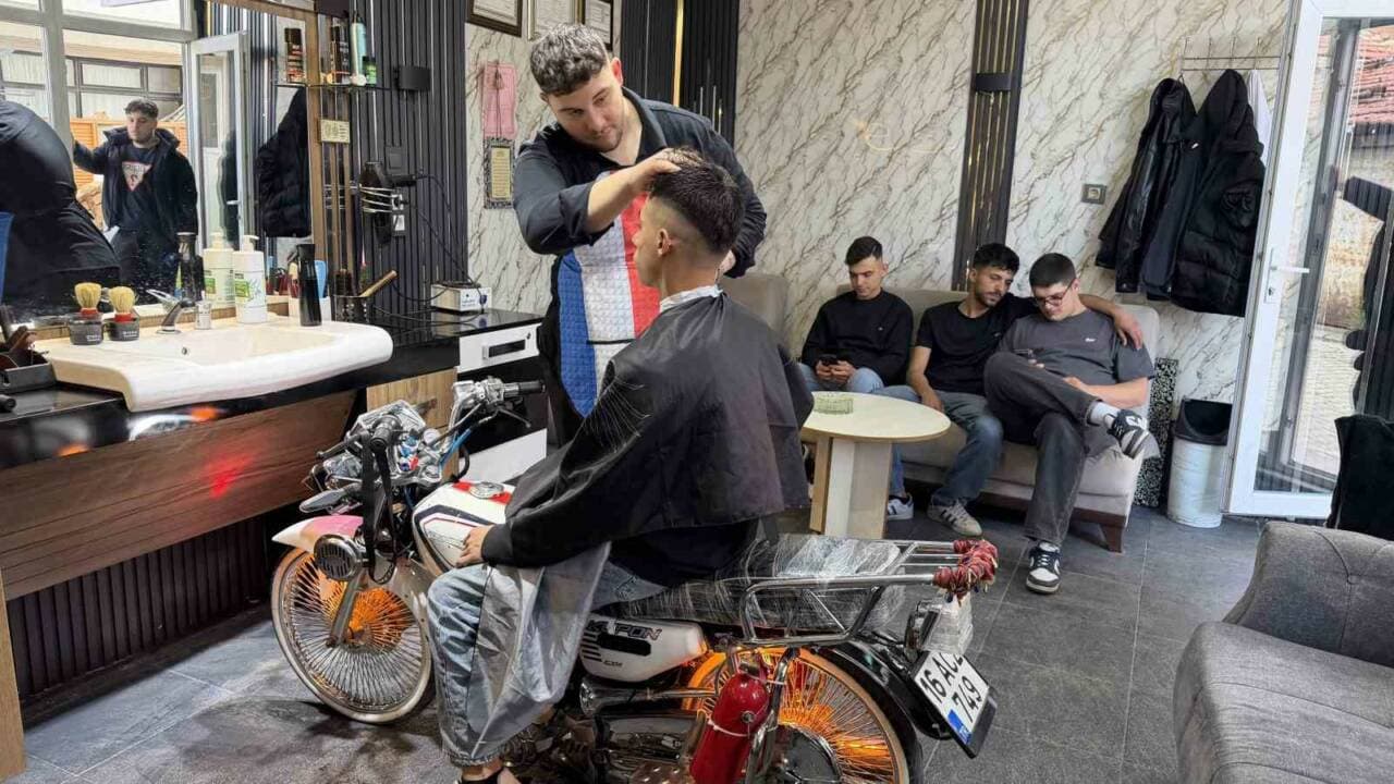 İznik'te motosiklet görünümlü berber koltuğunda saç kesimi yapılan berber dükkanı