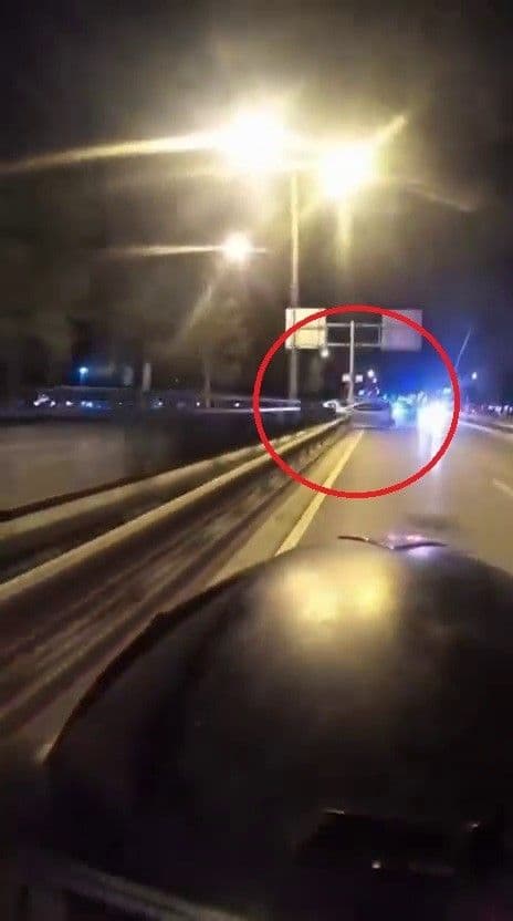 Bursa'da İzmir Yolu'nda gece vakti meydana gelen trafik kazasında takla atan otomobilin kask kamerasından bir görüntüsü.