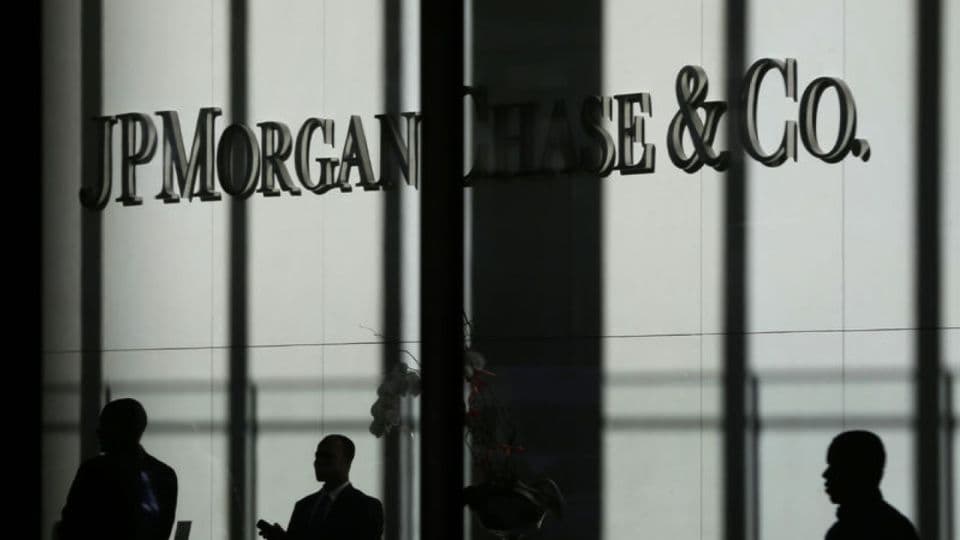 JPMorgan Chase & Co. logosu ve binası önünde silüetler.