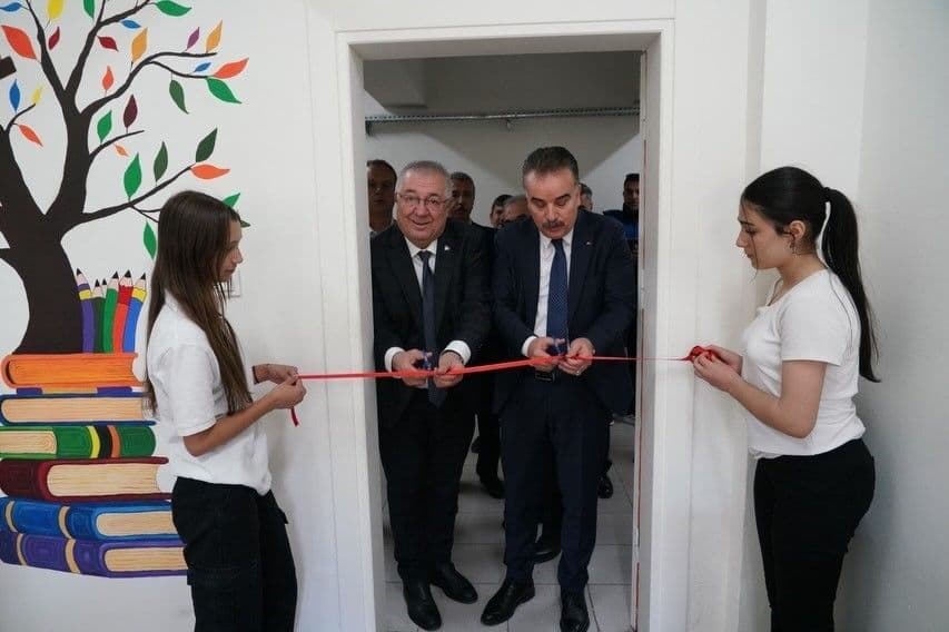 Edremit Zeytinli Ortaokulu Yeni Kütüphanesine Kavuştu