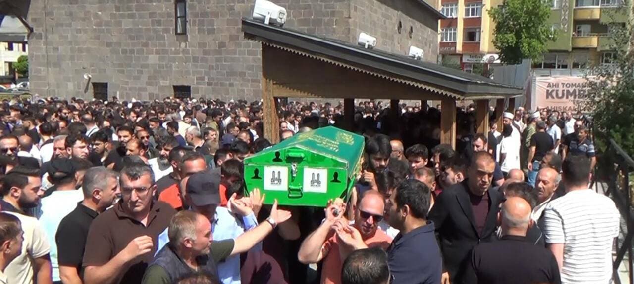 Erzurum'da Nişan Çekiminden Dönen Üç Arkadaş Trafik Kazasında Hayatını Kaybetti