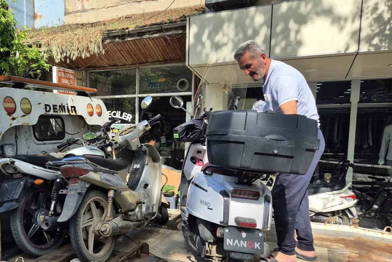 Yenişehir'de trafikten men edilen tescilsiz motosikletler ve bir görevli.