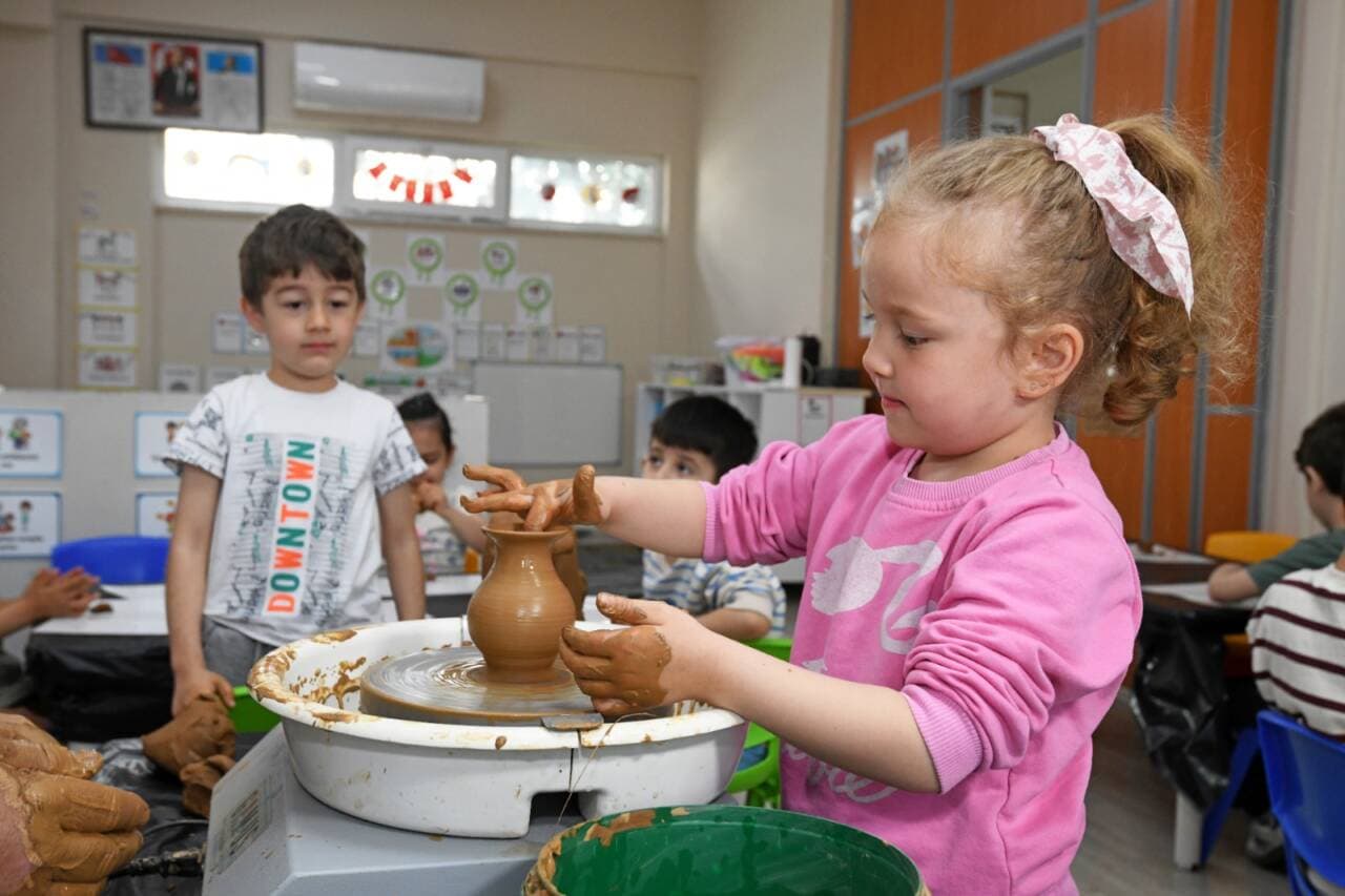 Osmangazi Belediyesi çömlek atölyesinde kil ile çalışan çocuklar
