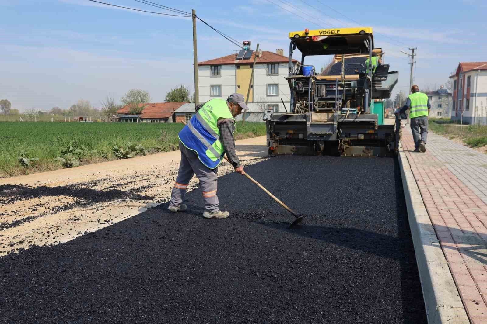 İnegöl Kulaca'da asfalt serimi yapan işçiler ve yol yapım makinesi